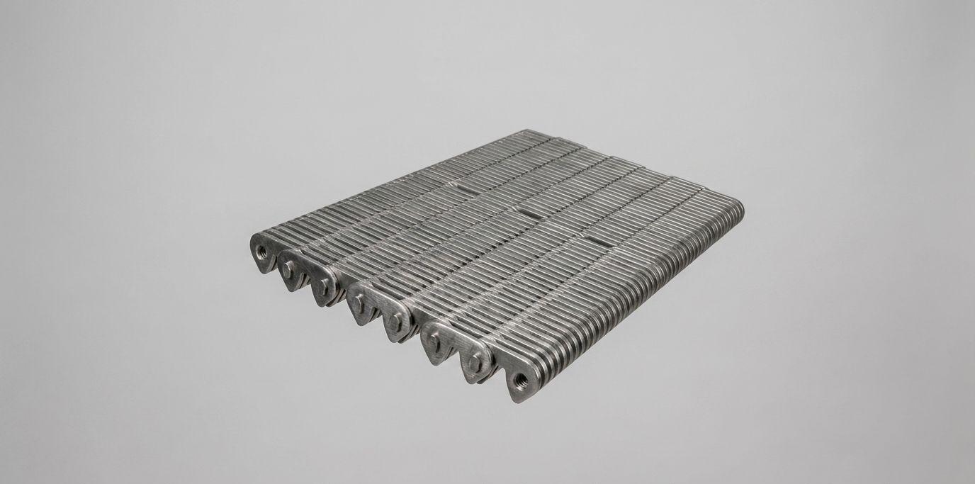 Silent conveyor chain assembly with a wide, flat carrying surface